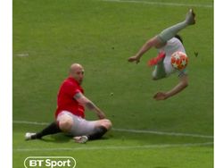 Medsos Ramai Bahas Umpan David Beckham dan Tank Jaap Stam