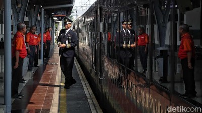 Mereka yang Tak Pulang Demi Lancarnya Mudik