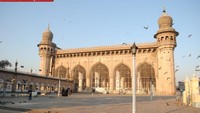 Selanjutnya ada Makkah Masjid yang terletak di Hyederabad, India. Sesuai dengan namanya, masjid ini dibangun dari batu bata yang dibawa langsung dari Tanah Suci Mekkah, Arab Saudi. Masjid ini dibangun pada tahun 1617 pada masa pemerintahan Muhammad Quli Qutb Shah. Dok. www.beautifulmosque.com.
