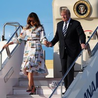 Keluar dari pesawat kepresidenan Air Force One, Melania Trump muncul dalam balutan gaun putih Calvin Klein yang dihiasi gambar kartu pos. Dikutip dari Daily Mail, gaun tersebut bernilai US$ 3.900 atau sekitar Rp 56 juta. (Foto: Getty Images)