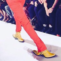 Sepatu dua sisi untuk kamu yang sulit menentukan arah. Foto: Instagram @crimesagainstshoemanity