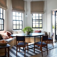 Selain ruang makan formal, terdapat pula ruang makan yang lebih kasual bergaya diner. (Foto: Dok. Architectural Digest)