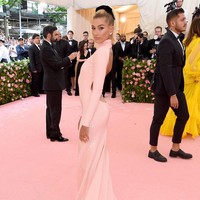 Para selebriti biasanya mempraktikkan peach pose dengan membelakangi kamera. Dengan begitu, bokong pun terlihat lebih naik, dan tubuh terkesan lebih curvy seperti Hailey Bieber. Foto: Dok. Getty Images