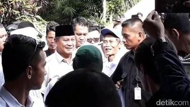 Prabowo & Sang Anak Kunjungi Makam Soeharto di Karanganyar