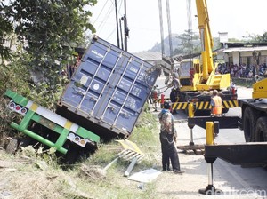 Truk Masuk Parit Tewaskan Sopir, Jalur Bandung-Cianjur Padat Merayap