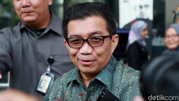 Mantan Deputi Gubernur Bank Indonesia, Muliaman D Hadad diperiksa KPK berkaitan dengan penyelidikan perkara Bank Century.