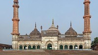 Masjid Asifi terletak di kompleks bangunan bersejarah Bara Imambara di kawasan Lucknow, India. Komplek bangunan Bara Imambara dibangun pada tahun 1785 dan menjadi saksi bisu kejayaan perkembangan Islam di India pada abad pertengahan. Bangunan Masjid Asifi sangat kental dengan gaya arsitektur khas Mugal yang mempesona. Pembangunan kompleks Bara Imambara ini disebut-sebut sebagai salah satu proyek termegah dan menilai biaya yang tak sedikit di masanya. Dok. Wikipedia/Muhammad Mahdi Karim.