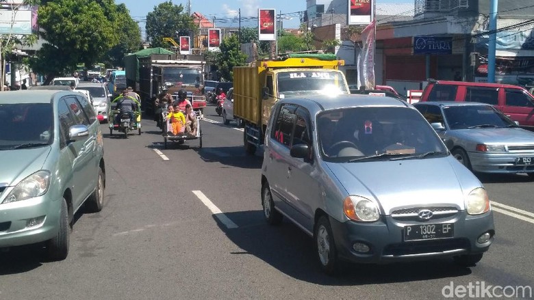 Mudik Lewat Situbondo, Waspadai Luberan Parkir di Tepi Jalan Mudik Lewat Situbondo, Waspadai Luberan Parkir di Tepi Jalan