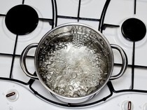 Studi Ungkap Merebus Air Jadi Cara Ampuh Kurangi Mikroplastik