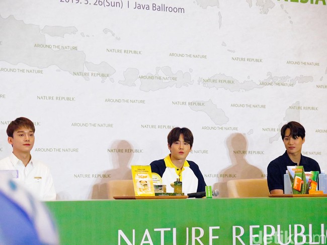 Suho, Chen, dan Kai EXO datang ke Indonesia dalam rangka peluncuran produk terbaru Nature Republic. Kehadiran ketiganya juga untuk menemui sejumlah penggemar dalam acara fansigning. Foto: Rahmi/Detikcom