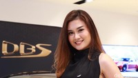 Senyum manisnya siap menyapa para pengunjung peluncuran Aston Martin DBS Superleggera.