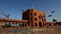 Masjid Jama dikenal pula dengan nama Masjid I-Jahan-Numa yang memiliki arti Masjid Cermin Dunia dalam bahasa Persia. Masjid ini disebut-sebut menghabiskan dana hingga 1 juta rupee untuk pembangunannya, dan biaya pembangunan masjid tersebut didanai dari Kekaisaran Mughal. Masjid yang dapat menampung hingga 2.500 jemaah itu kini menjadi saksi kejayaan peradaban Dinasti Mogul di masa lalu. Julian Finney/Getty Images.