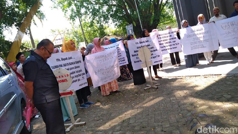 Dosen dan Karyawan Undar Jombang Tuntut Gaji 7 Bulan Belum Dibayar Dosen dan Karyawan Undar Jombang Tuntut Gaji 7 Bulan Belum Dibayar