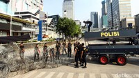 Harry mengatakan proses pembukaan jalan di depan Bawaslu bersamaan dengan jalan yang ada di depan KPU, serta Jalan Medan Merdeka dari Istana Negara hingga Patung Kuda. Sehingga masyarakat secara bertahap bisa melakukan aktivitas secara normal kembali.