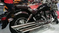 Matik beda segmen peminatnya juga ada tetapi saya bicara yang paling dominan v16 moge ya karena kalau sekelas dia ada harley yang harganya sangat mahal. Ini dengan harga 53 juta sudah dapat model moge, ujar Sales Marketing Jabodetabek PT Djoko Motor, Budi Bachrojal sebagai mitra distribusi APM SM Sport dan SYM Motor, PT MForce Indonesia saat ditemui di Pekan Raya Jakarta, JiExpo Kemayoran, Jakarta Pusat, Minggu (26/5/2019). Foto: Rizki Pratama/detikcom