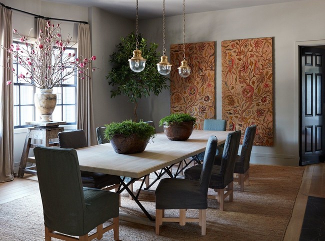 Ruang makan formal untuk menjamu kerabat. Warna-warna alam seperti coklat dan hijau masih mendominasi sehingga menciptakan atmsofer yang hangat. (Foto: Dok. Architectural Digest)