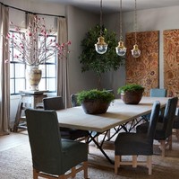 Ruang makan formal untuk menjamu kerabat. Warna-warna alam seperti coklat dan hijau masih mendominasi sehingga menciptakan atmsofer yang hangat. (Foto: Dok. Architectural Digest)