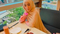 Pasti tahu dong, hidangan apa yang dilahap Larissa Chou kali ini? Ya, bebek peking! Foto: Instagram larissachou