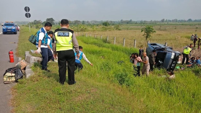 Mobil Rombongan Pemudik asal Bangkalan Kecelakaan di Tol Sumo Mobil Rombongan Pemudik asal Bangkalan Kecelakaan di Tol Sumo