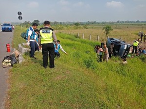 Mobil Rombongan Pemudik asal Bangkalan Kecelakaan di Tol Sumo
