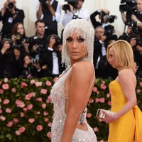 Jennifer Lopez juga terlihat menggunakan pose ini ketika menghadiri karpet merah Met Gala 2019. Foto: Dok. Getty Images