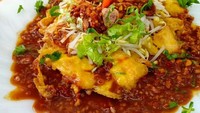 Simpan bumbu kacang dalam lemari es agar awet dan praktis digunakan. Tuang bumbu kacang di atas tahu telur yang masih hangat dan nikmati saat baru matang. Foto : instagram @aeny3005