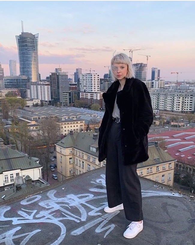 Julia Slonska dihujat setelah videonya yang meghancurkan hidung patung pasca perang di Warsawa, Polandia dengan palu jadi viral. (Foto: Instagram/@juliaslonskaa)