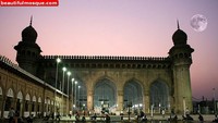 Tak tanggung-tanggung pembangunan masjid ini memakan waktu hingga 77 tahun hingga selesai dibangun pada tahun 1694 di masa Kaisar Mugal Aurangzeb. Masjid yang disebut sebagai salah satu masjid terluas di India ini disebut-sebut membutuhkan hampir 8 ribu orang untuk pembangunannya. Selain menjadi tempat ibadah, Makkah Masjid jadi salah satu bangunan bersejarah populer yang banyak dikunjungi oleh wisatawan. Dok. www.beautifulmosque.com.