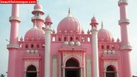 Masjid Beemapally terletak di kawasan Thiruvananthapuram, Kerala, India. Saat mengunjugi masjid ini warna merah muda nampak dominan menghiasi bangunan tersebut. Masjid ini jadi salah satu bangunan favorit yang dikunjungi wisatawan karena warnanya yang instagramable. Dok. www.beautifulmosque.com.
