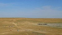 Para geolog itu mulai melakukan pengeboran di area sekitar padang pasir Karakum. Namun, siapa sangka, lokasi pengeboran itu berada tepat di atas kantung gas sehingga tanah pun runtuh dan membentuk sebuah kawah raksasa. Dok. Wikipedia/Bjørn Christian Tørrissen.