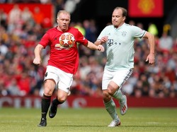Aksi Paul Scholes dalam mempertahankan penguasaan bola dari gangguan Christian Nerlinger. (Foto: Andrew Yates/Reuters)