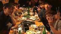 Foto ini jadi bukti bahwa Chen memang dekat dan akrab dengan member EXO lainnya. Menu makan malam pilihannya masih sama, yaitu Korean BBQ. Foto: Istimewa