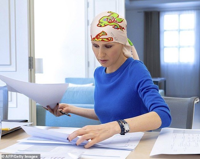 Asma Al-Assad divonis menderita kanker payudara pada Agustus 2018. Seperti dilansir Reuters dan CNN, kondisi terbaru Asma ini diumumkan oleh kantor Kepresidenan Suriah via akun Twitter resminya. Asma tampak menjalani perawatan untuk penyakitnya tersebut. Foto: Instagram @asmaalassad