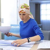 Asma Al-Assad divonis menderita kanker payudara pada Agustus 2018. Seperti dilansir Reuters dan CNN, kondisi terbaru Asma ini diumumkan oleh kantor Kepresidenan Suriah via akun Twitter resminya. Asma tampak menjalani perawatan untuk penyakitnya tersebut. Foto: Instagram @asmaalassad