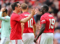Gary Neville memberi selamat kepada Dwight Yorke atas golnya di pertandingan ini. (Foto: Matthew Lewis/Getty Images)