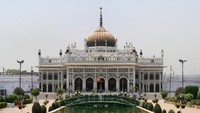 Tak berada jauh dari kompleks Bara Imambara di Lucknow, India, ada pula sebuah masjid yang tak kalah megah berdiri kokoh sejak dibangun pada tahun 1838. Masjid itu terletak di komplek Chota Imambara. Masjid Husainabad, menjadi salah satu bangunan yang berada di komplek Chota Imambara yang didirikan oleh Nawab Muhammad Ali Shah. Selain masjid, sejumlah bangunan lain turut berdiri di komplek ini, seperti Makam Putri Zinat Algiya, Satkhanda atau menara pengawas, dan Naubat Khana atau gerbang seremonial. Dok. Wikipedia/Muhammad Mahdi Karim.