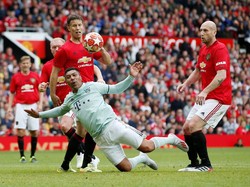 Giovane Elber mendapat gangguan dari Jaap Stam. Legenda Bayern itu terjatuh. (Foto: Andrew Yates/Reuters)