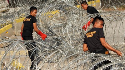 Kawat Berduri Ditarik, Jalan MH Thamrin Mulai Dibuka Sore Ini