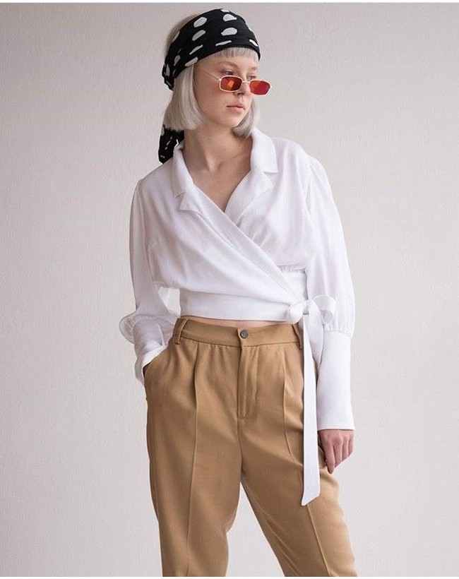 Banyak orang melakukan hal ekstrem demi populer di media sosial. Salah satunya seperti dilakukan oleh model muda ini yang jadi sensasi karena merusak patung bersejarah berusia 200 tahun. (Foto: Instagram/@juliaslonskaa)