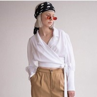 Banyak orang melakukan hal ekstrem demi populer di media sosial. Salah satunya seperti dilakukan oleh model muda ini yang jadi sensasi karena merusak patung bersejarah berusia 200 tahun. (Foto: Instagram/@juliaslonskaa)