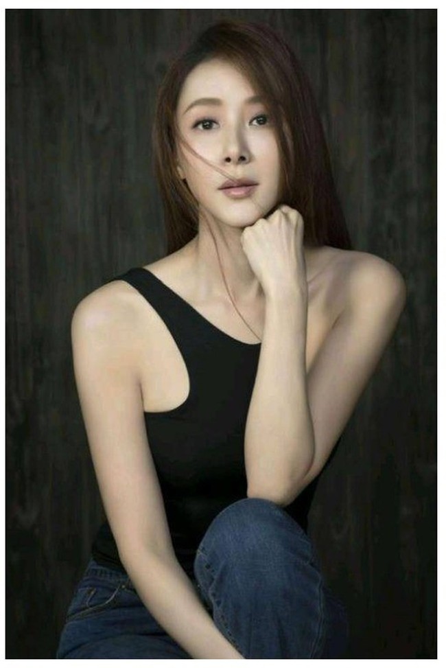 Aktris Taiwan Stephanie Siao jadi perbincangan netizen setelah mengunggah foto di media sosial. Wanita tersebut tampil dengan wajah yang muda dan tubuh yang kencang. Tak terlihat jika usianya sudah mencapai 51 tahun. Foto: Weibo