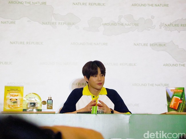 Salah satu tips kecantikan personel EXO dibagikan oleh sang leader, Suho. Pemilik nama asli Kim Jumyeon tersebut punya cara tersendiri untuk menjaga kelembapan kulit. Yakni dengan menggunakan kapas dan toner. Biasanya aku pakai masker wajah tapi sekarang aku punya cara baru yakni pakai kaps dan toner sebagai pengganti masker, ungkap Suho. Foto: Rahmi/Detikcom