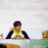 Salah satu tips kecantikan personel EXO dibagikan oleh sang leader, Suho. Pemilik nama asli Kim Jumyeon tersebut punya cara tersendiri untuk menjaga kelembapan kulit. Yakni dengan menggunakan kapas dan toner. Biasanya aku pakai masker wajah tapi sekarang aku punya cara baru yakni pakai kaps dan toner sebagai pengganti masker, ungkap Suho. Foto: Rahmi/Detikcom