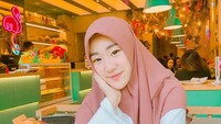 Hidangan oriental seperti spring roll pun disukai pemilik LCblush itu. Psst, jangan salah fokus! Foto: Instagram larissachou