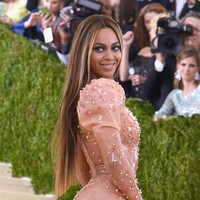 Sebelum populer, Beyonce nyatanya sudah memamerkan tubuh curvy dan asetnya dengan pose ini sejak 2016. Foto: Dok. Getty Images