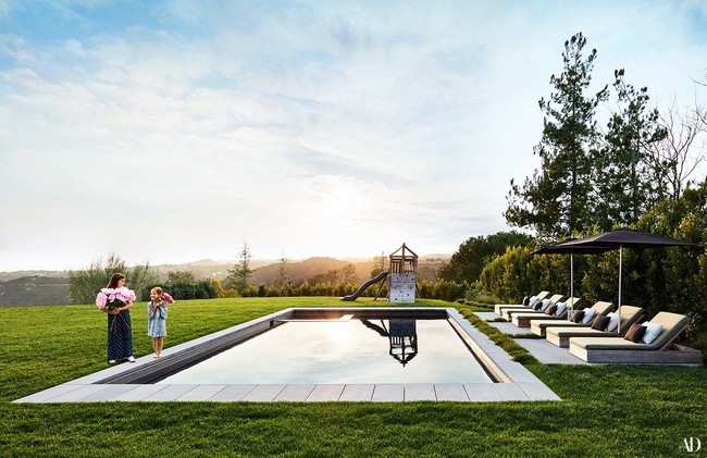 Rumah Jessica Alba dan suaminya, Cash Warren, berlokasi di perbukitan yang berada di pinggiran kota Los Angeles, Amerika Serikat. Properti tersebut ditaksir bernilai US$ 10 juta atau hampir mencapai Rp 144 miliar. Foto ini menampilkan halaman belakang rumah Jessica yang dilengkapi sebuah kolam renang. (Foto: Dok. Architectural Digest)