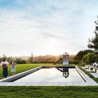 Rumah Jessica Alba dan suaminya, Cash Warren, berlokasi di perbukitan yang berada di pinggiran kota Los Angeles, Amerika Serikat. Properti tersebut ditaksir bernilai US$ 10 juta atau hampir mencapai Rp 144 miliar. Foto ini menampilkan halaman belakang rumah Jessica yang dilengkapi sebuah kolam renang. (Foto: Dok. Architectural Digest)