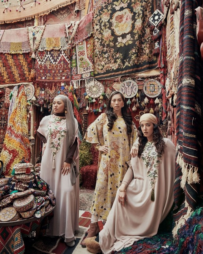 Tren baju Lebaran setiap tahunnya mengalami perubahan. Namun, ada benang merah yang tak pernah hilang dari tradisi Baju Lebaran. Potongan busana bersiluet longgar hingga warna yang syahdu seakan tak boleh lepas dari nuansa Idul Fitri di Indonesia. Foto: Dok. ZALORA