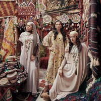 Tren baju Lebaran setiap tahunnya mengalami perubahan. Namun, ada benang merah yang tak pernah hilang dari tradisi Baju Lebaran. Potongan busana bersiluet longgar hingga warna yang syahdu seakan tak boleh lepas dari nuansa Idul Fitri di Indonesia. Foto: Dok. ZALORA