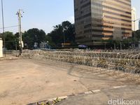 Jalan Sekitar Bawaslu Tutup, Aktivitas Orang Kantoran Masih Normal